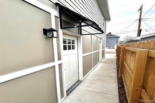 Building Photo - 1440 Lakepointe St