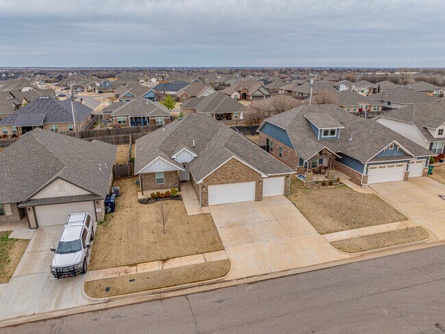 Building Photo - 4 Bedroom + Yukon Schools