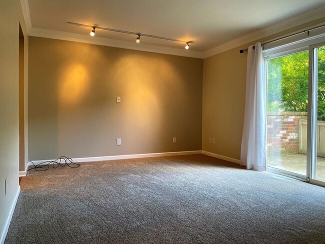 Building Photo - 2575 Olde Hill Ct N