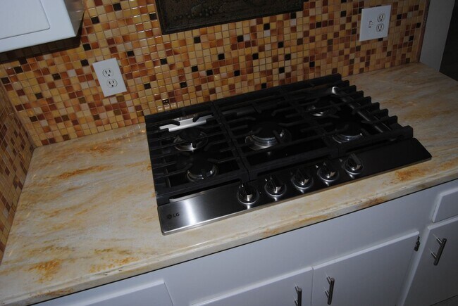 Building Photo - 8817 Butternut Ave