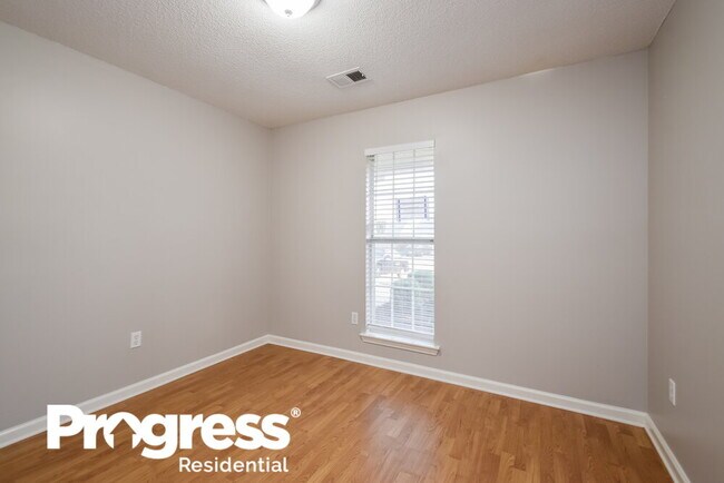 Building Photo - 10712 Oak Cir N