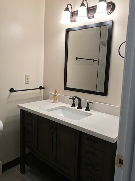 Vanity - 7076 New Yorker Ave