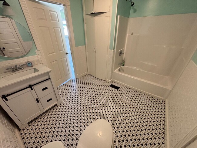 Building Photo - Charming Historic 4-bd Home for Rent – Ful...