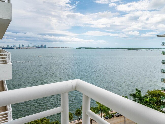 Building Photo - 1402 Brickell Bay Dr