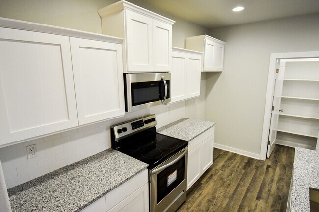 Building Photo - 4 Bedroom 2 Bathroom Home In Farmington, AR.