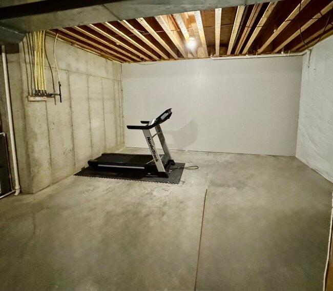 Building Photo - 512 S Grand Ave