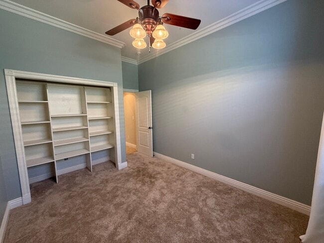 Building Photo - Stunning Seven Oaks Home!