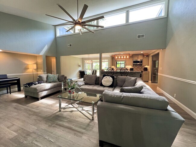 Building Photo - 3BR/2BA POOL HOME in SW Gainesville - avai...