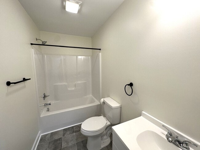 Building Photo - Bright & Modern 2BR/1BA - Outside City Limits