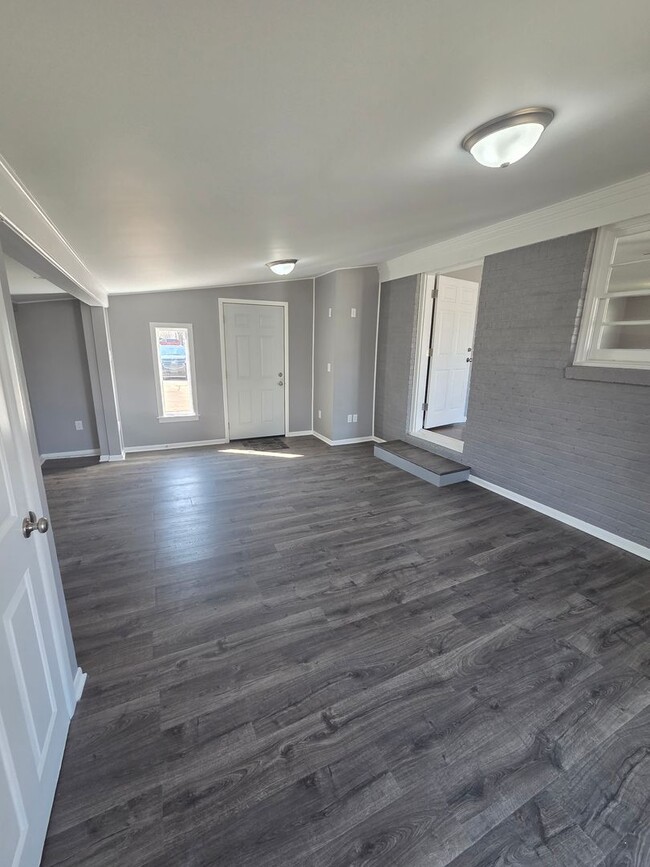 Building Photo - 1200 E Beaumont St