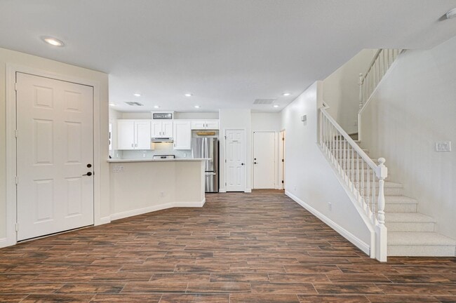 Building Photo - Stylish Townhome with Private Patio!