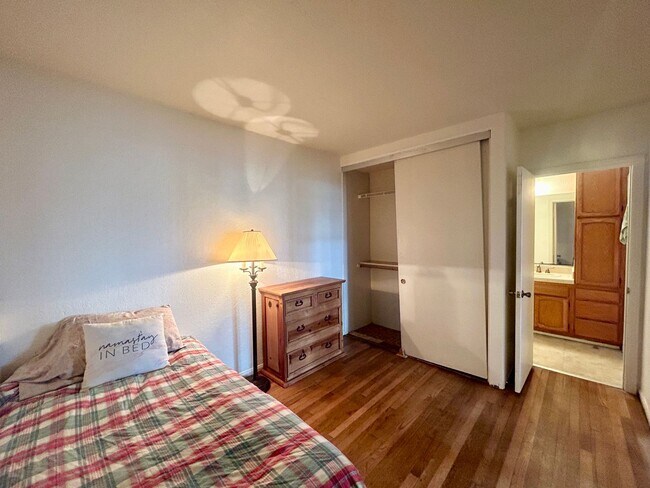 Building Photo - Spacious Beach House in South Oceanside