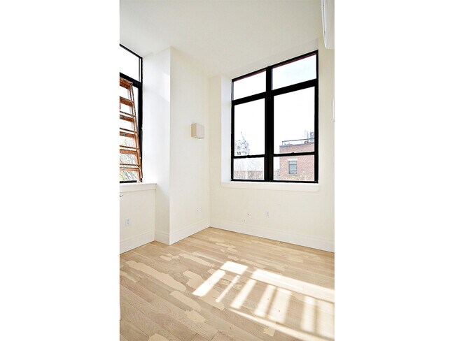 Building Photo - 21 Monitor St