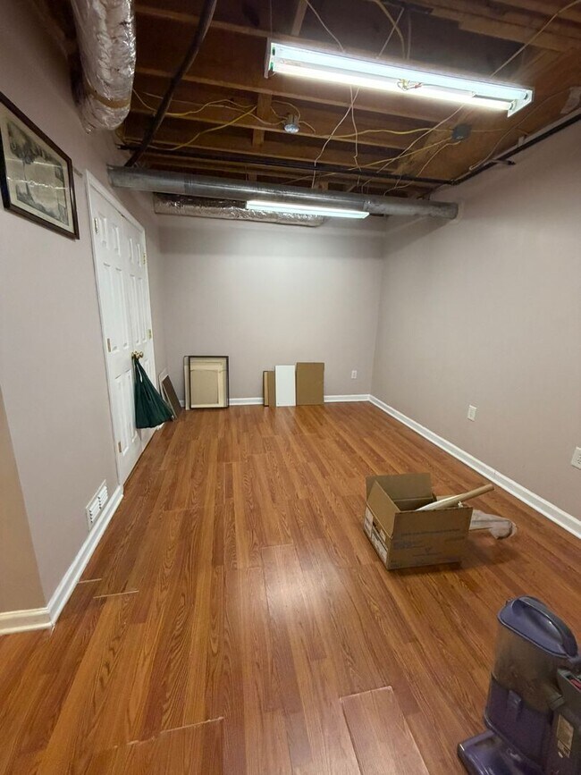 Building Photo - Beautiful East Side Home