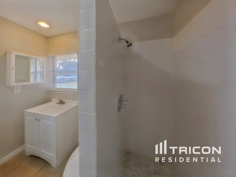 Building Photo - 10811 La Vista Loop