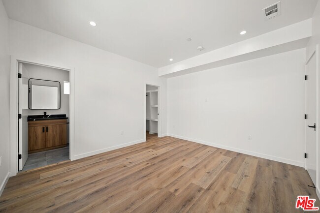 Building Photo - 6049 Craner Ave