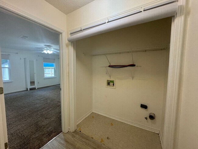 Building Photo - West Pensacola - Emerald Shores - 3 bedroom, 2 bathroom with enclosed sunroom