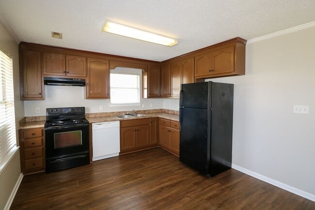 Building Photo - THIS IS A TRIPLEX GROUND FLOOR UNIT IN LINCOLN