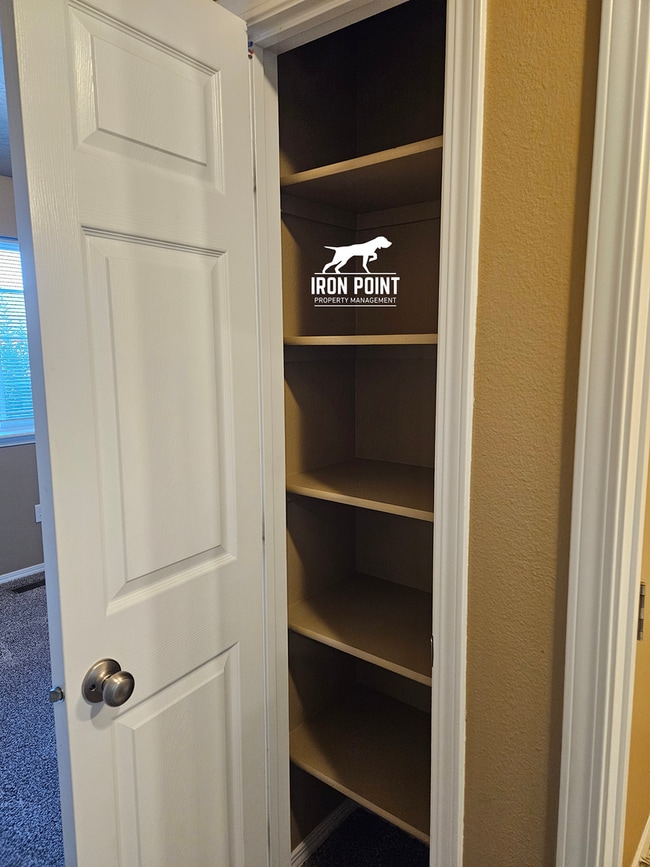 Building Photo - 3bed/2bath home w/bonus room, 2 car garage, fenced yard, and landscaping included.