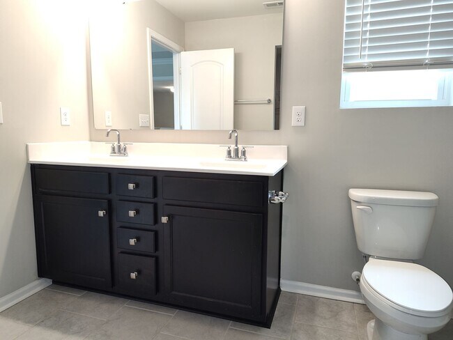 Building Photo - Beautiful home located in the Upper Riverpointe Community in Charlotte !