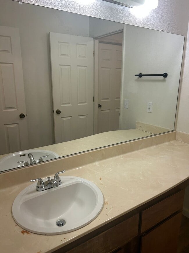 Building Photo - Kingsbury Greens HOA 2 bedroom 1 1/2 bath in Alta Sierra