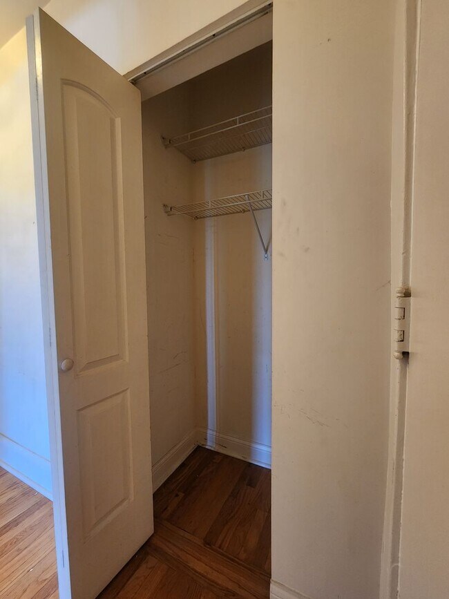 Building Photo - Spacious Renovated Top Floor 2bed/1bath In West Rogers Park
