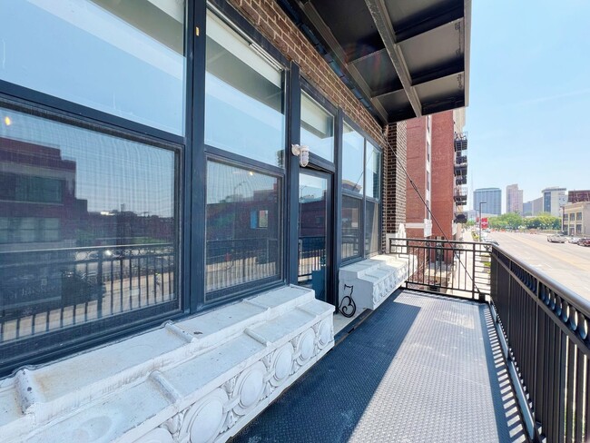 Building Photo - Modern 2-Bedroom Downtown KC Condo with Pa...