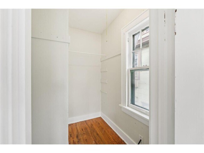 Building Photo - 661 Surrey Ave E