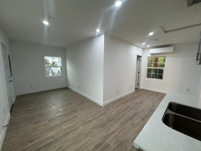 Building Photo - 7513 Valaria Dr