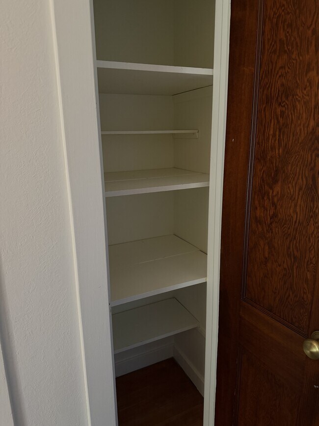 Building Photo - 913 Clover Dr