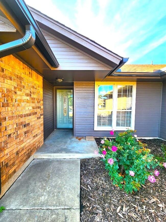 Building Photo - 3 Bed 2 Bath Home-Choctaw Trails Sec I Addition