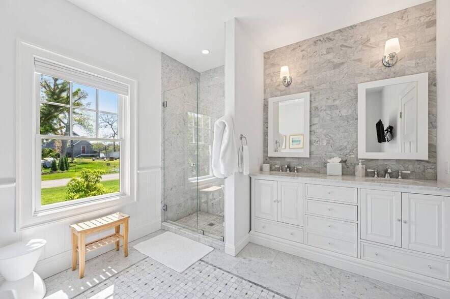 Building Photo - 32 W Neck Cir