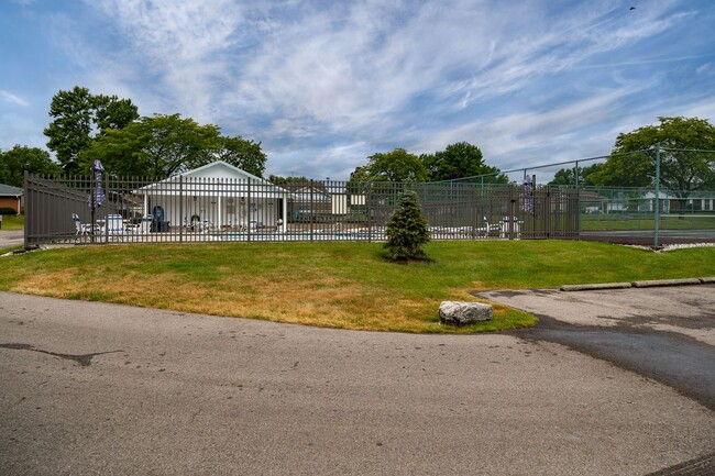 Building Photo - COME SEE THIS BEAUTY!