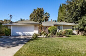 Building Photo - Updated 3 Bedroom Home in Quiet Street