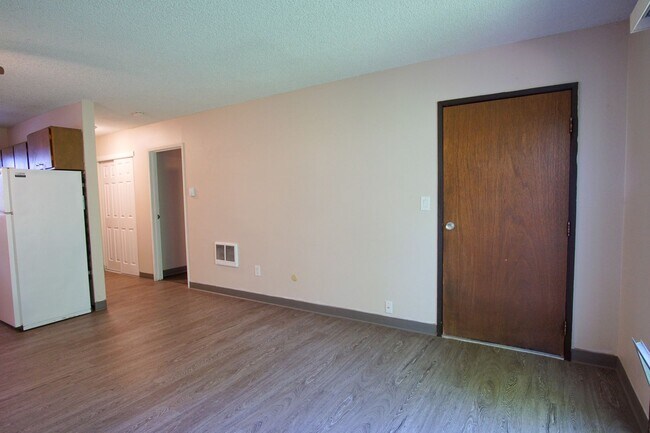 Building Photo - Top Floor One Bedroom Near OHSU Ready Early January!