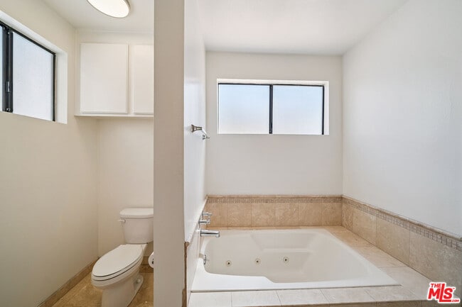 Building Photo - 8865 Alden Dr
