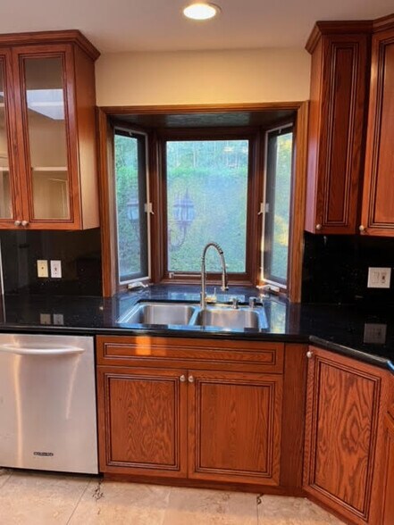 Building Photo - 3530 S Bentley Ave