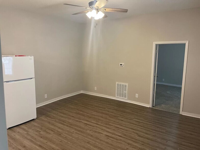 Building Photo - 727 N Maple St