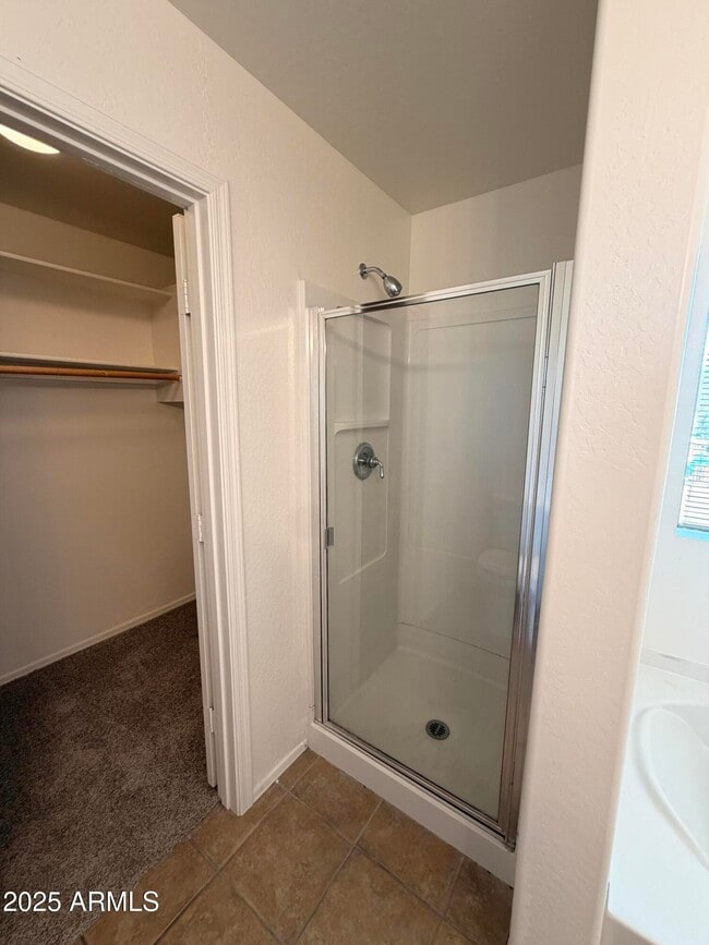 Building Photo - 422 E Saddle Way