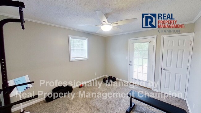 Building Photo - Beautifully Updated with Fenced Yard and O...