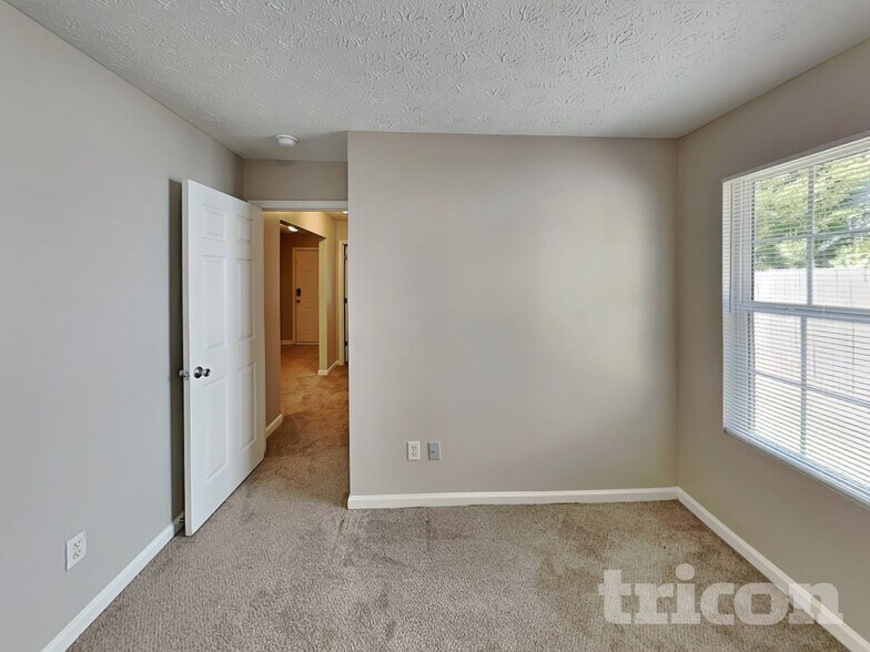 Building Photo - 300 Klinetop Dr