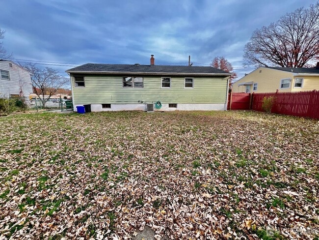 Building Photo - 340 Old Post Rd