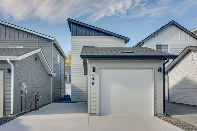 Building Photo - Beautiful, Modern 2 Bedroom Cottage Available!