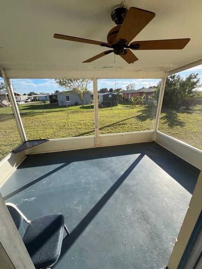 Building Photo - ** Annual ** 2 Bed / 1 Bath Single Family Home ** Conveniently Located ** $1,495