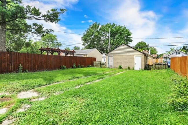 Building Photo - 628 N Riley Ave