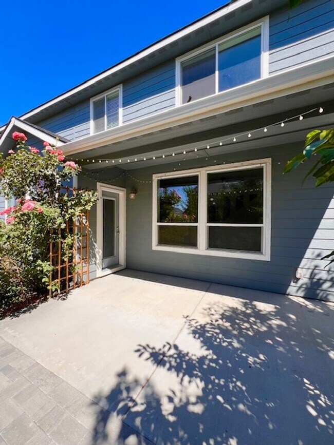 Building Photo - Beautiful 4 Bed, 2.5 Bath Plus Office in S...