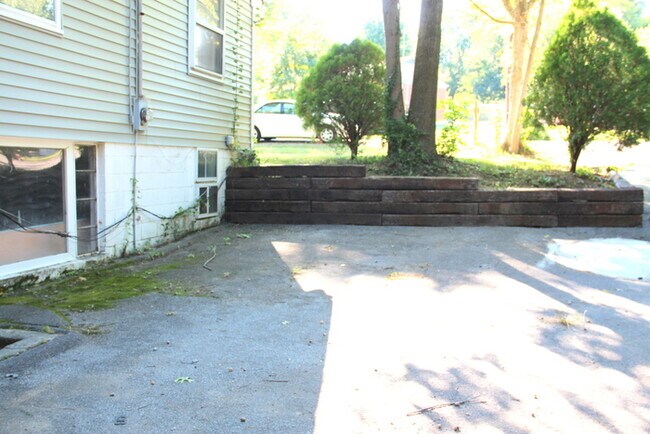 Building Photo - Donelson - Updated 2 bedroom 1 bath - tons of parking & storage!