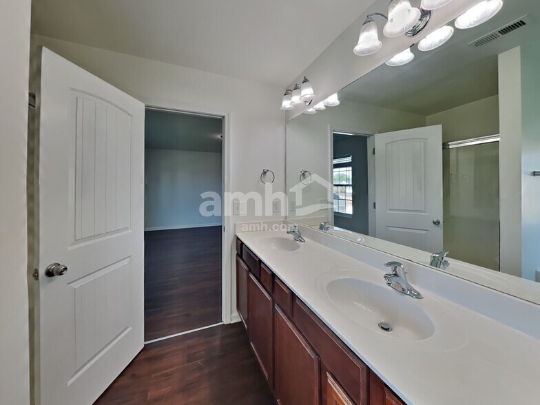 Building Photo - 301 Groves Stone Dr
