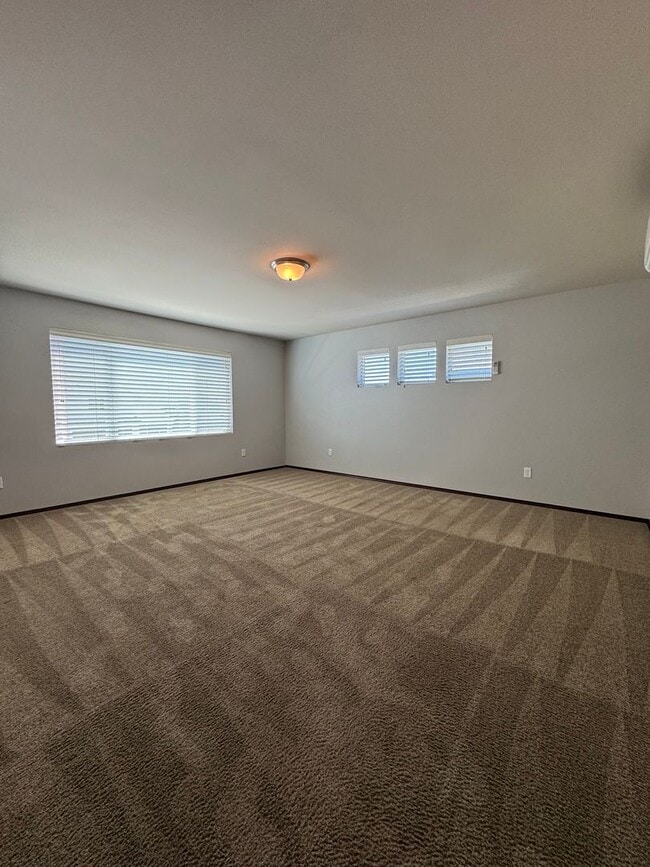 Building Photo - Spacious 5-Bedroom Home with Bonus Living ...