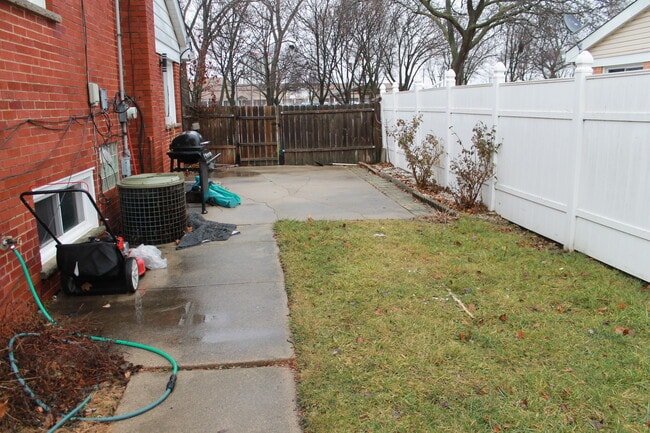 Building Photo - 9071 N Grace Ave